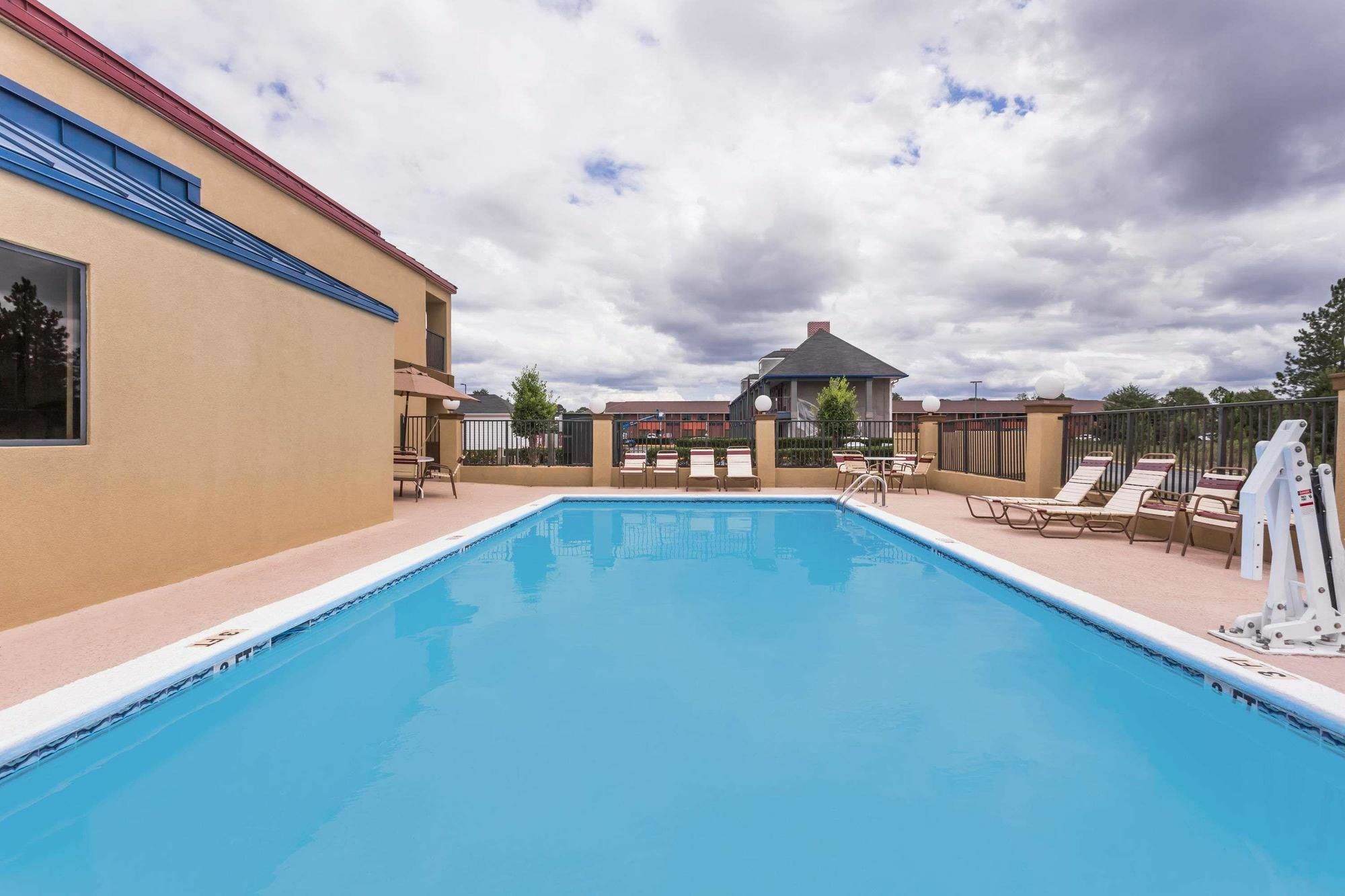 Days Inn & Suites By Wyndham Warner Robins Near Robins Afb Exterior photo